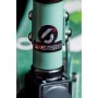Six Degrees Aluminium Scooter: Grüne Lenkstange mit Six Degrees Logo. Detail des Klappmechanismus, höhenverstellbar.