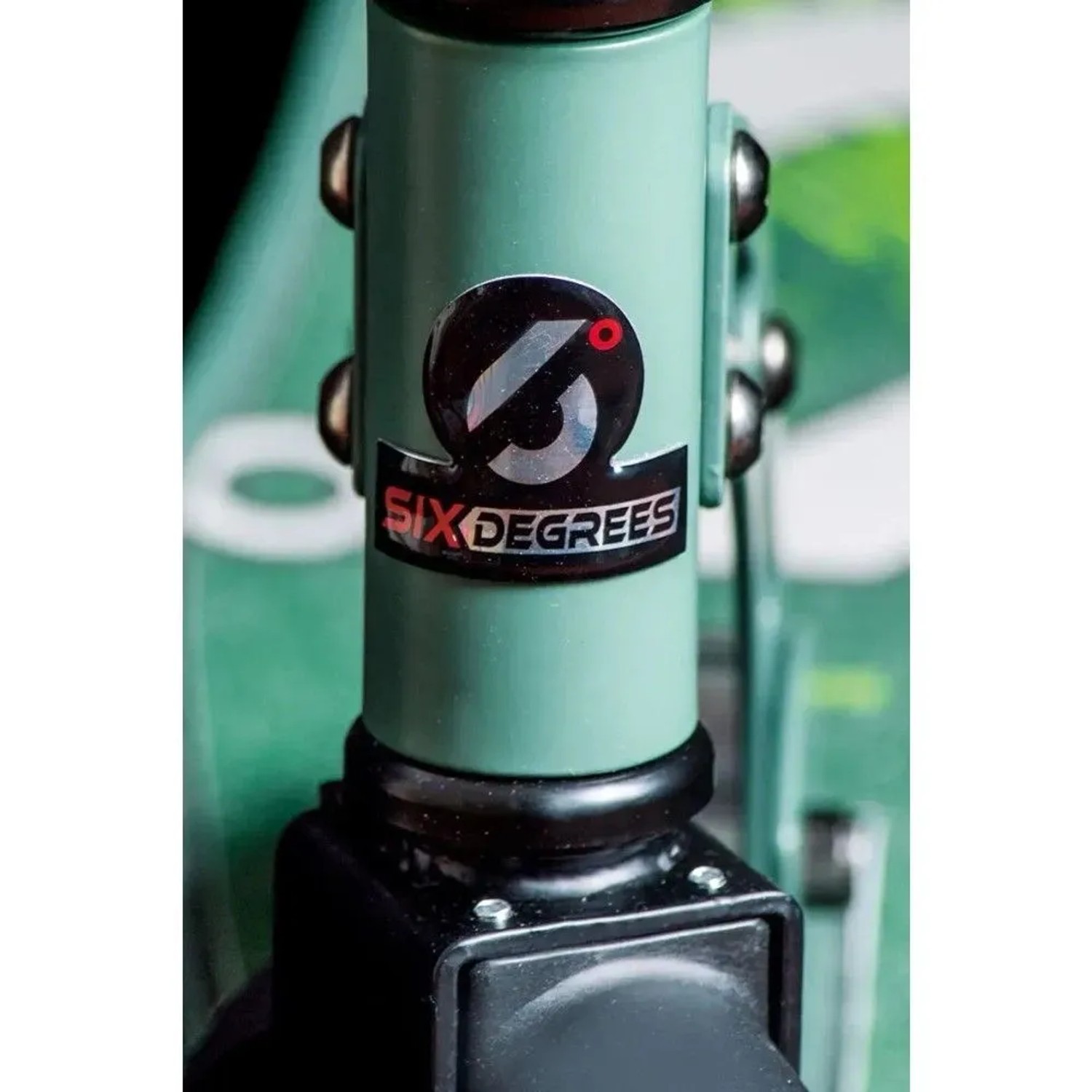 Six Degrees Aluminium Scooter: Grüne Lenkstange mit Six Degrees Logo. Detail des Klappmechanismus, höhenverstellbar.