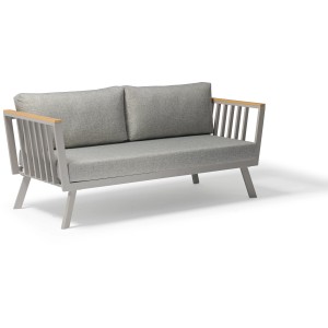 Graue Acamp Gondola Loungebank mit Teak-Armlehnen für den Garten.
