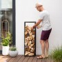 Schwarzes Westmann Kaminholzregal Xavier aus Stahl, befüllt mit Holzscheiten.