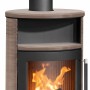 Justus Island 5 Kaminofen, Keramik Schwarz-Grappa, 5 kW. Zeitbrandofen mit Scheibe und Holzfeuer.