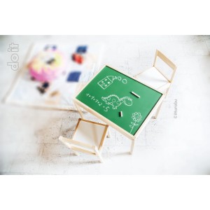 Kindertisch mit Tafeloberfläche, bemalt mit Marabu do it Colorspray Tafel Grün, inklusive Kreide und zwei Stühlen.