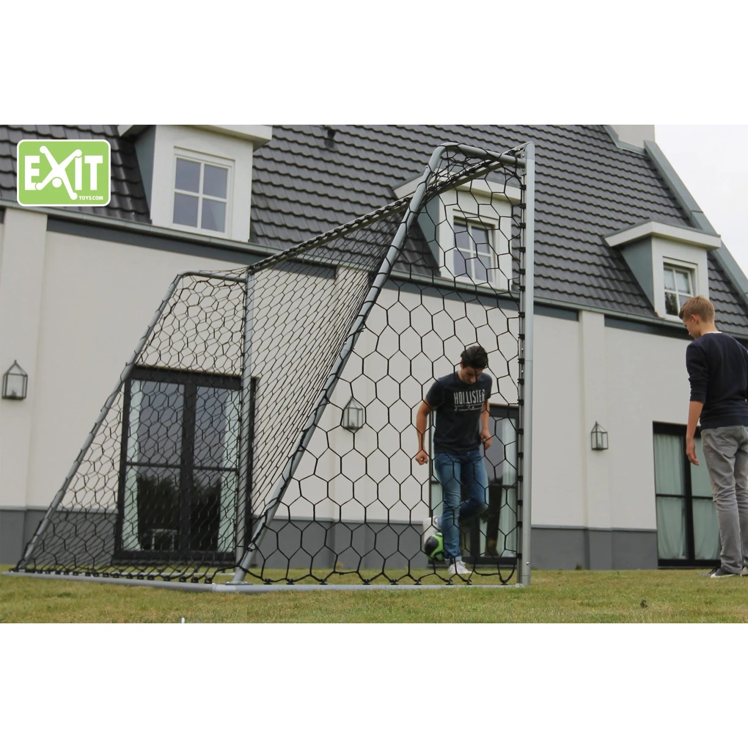 EXIT Scala Aluminium Fußballtor 500x200 cm mit zwei Jungen beim Fußballspielen im Garten.