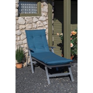 Beo Liegenauflage Thionville in Marineblau auf einer Gartenliege. Bequemes Sitzkissen für entspannte Stunden im Garten.