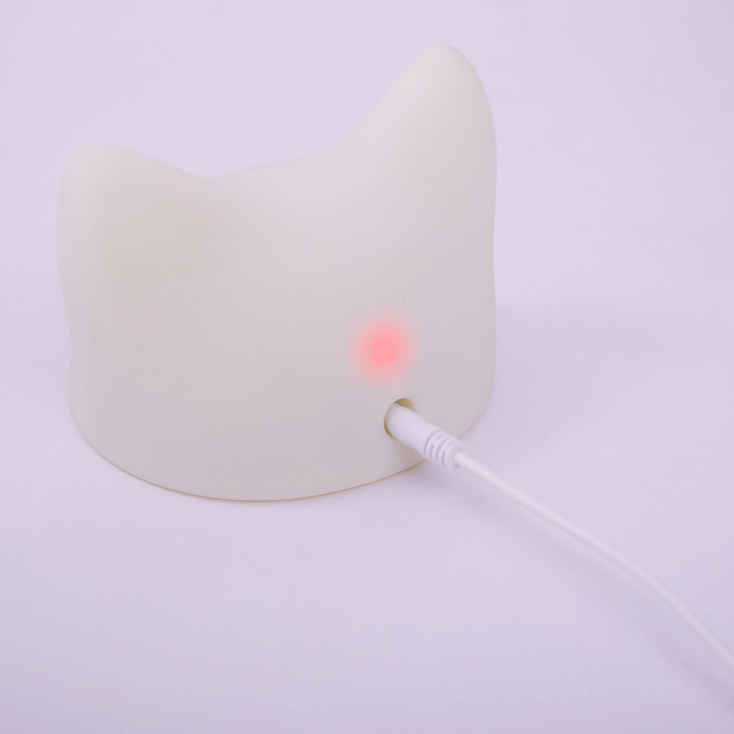 Dimmbares LED Kinder-Nachtlicht Catty Cat mit Soundeffekt und Ladekabel.