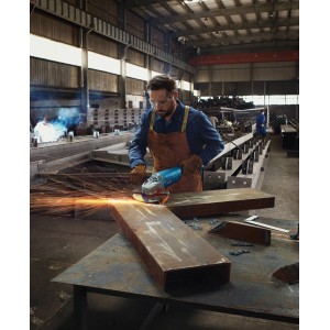 Mann schleift Metall mit Bosch Professional Winkelschleifer GWS 20-230 J + GWS 880. Funken fliegen.