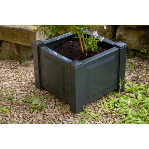Quadratischer, anthrazitfarbener KHW Pflanzkasten mit Bepflanzung im Garten.