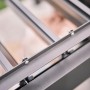 Detailaufnahme der Lamellen einer dunkelgrau-silbernen Biohort Pergola Terrassenüberdachung.