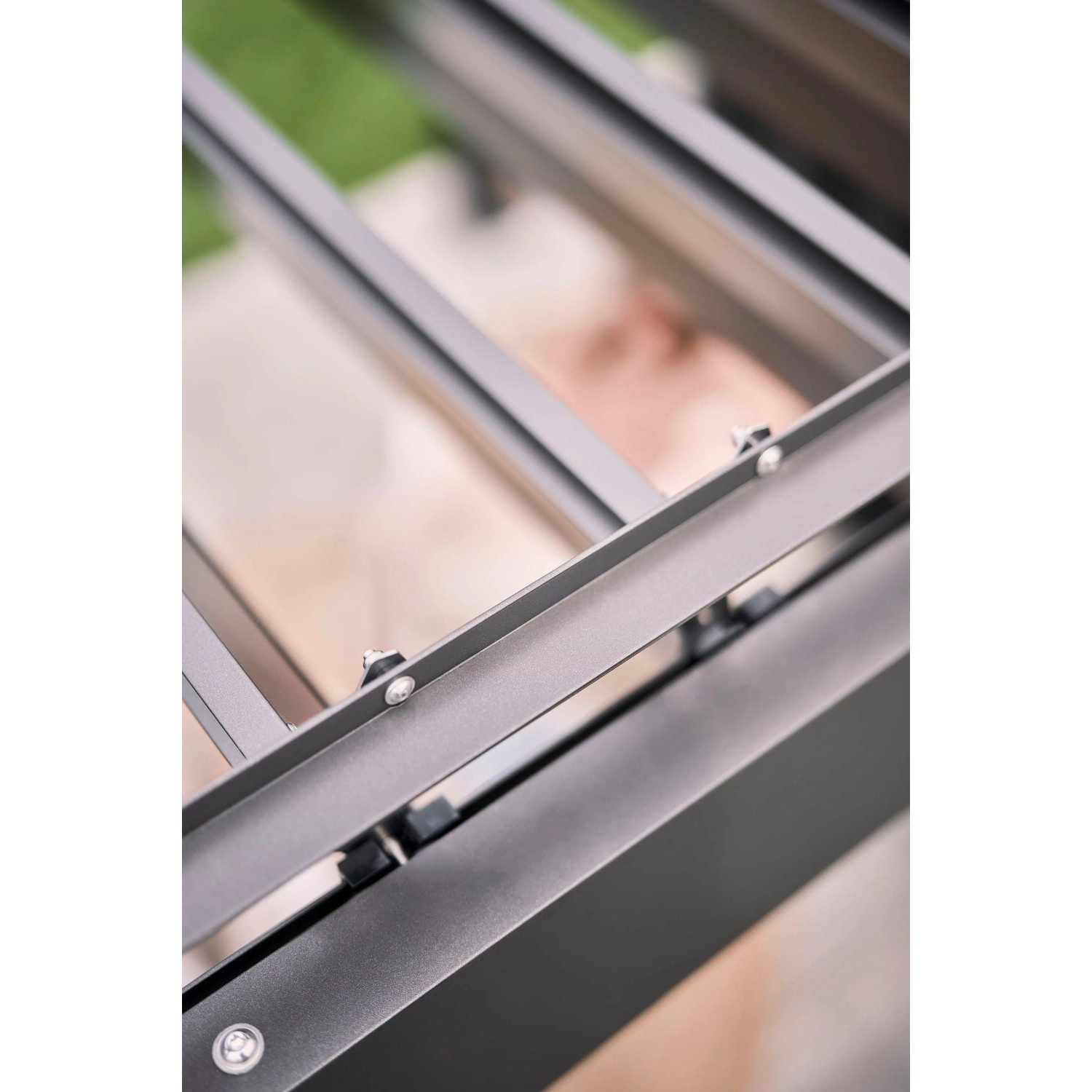 Detailaufnahme der Lamellen einer dunkelgrau-silbernen Biohort Pergola Terrassenüberdachung.