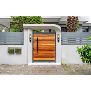 Schwarze Globo Außenleuchte Boston mit Bewegungsmelder an einer Hauswand.