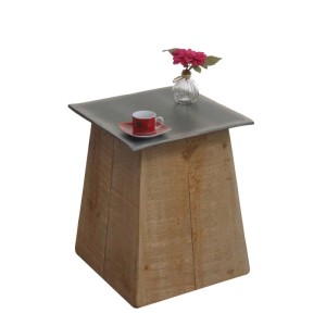 MCW Couchtisch L74: Naturfarbener Holztisch mit Metall-Optik und Deko.