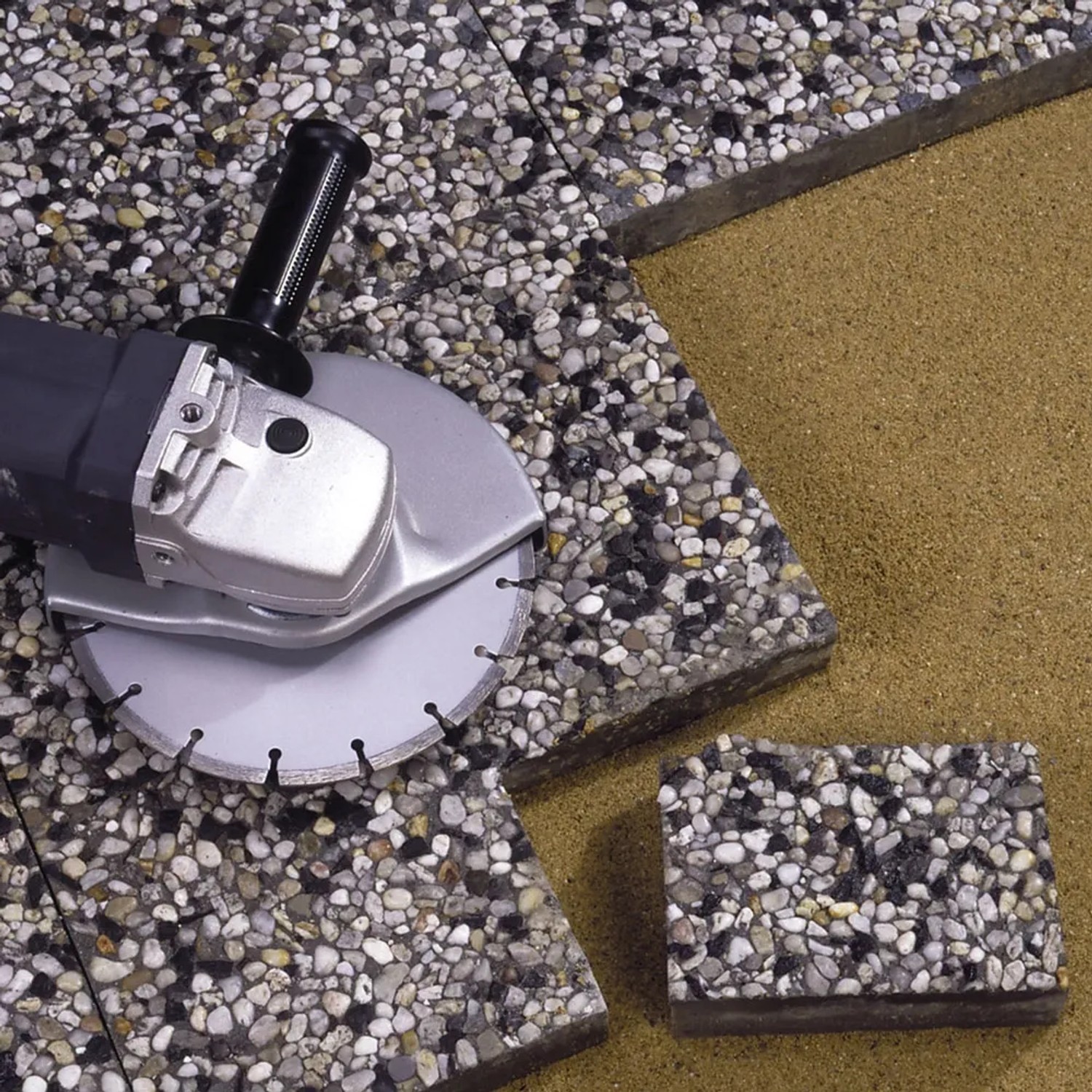 LUX Diamant-Trennscheibe 180 mm mit Winkelschleifer beim Schneiden von Stein.