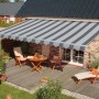 Ausgefahrene Gelenkarmmarkise Star Fix, 400x300 cm, grau gestreift, über einer Terrasse mit Gartenmöbeln.