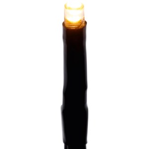 Nahaufnahme einer leuchtenden warmweißen LED an schwarzem Kabel der OBI LED Lichterkette für Außenbereiche.