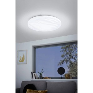 Weiße Eglo LED-Deckenleuchte Benariba mit Wellendekor, Ø 44 cm. Moderne LED-Deckenleuchte für Wohnräume.
