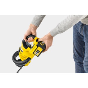 Gelbe Kärcher Akku-Heckenschere HGE 36-60 mit eingesetztem Akku in der Hand.