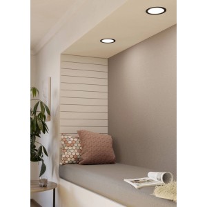 Schwarzer Eglo LED-Einbauspot Fueva 5, 16,6 cm Durchmesser, warmweißes Licht in modernem Wohnraum.