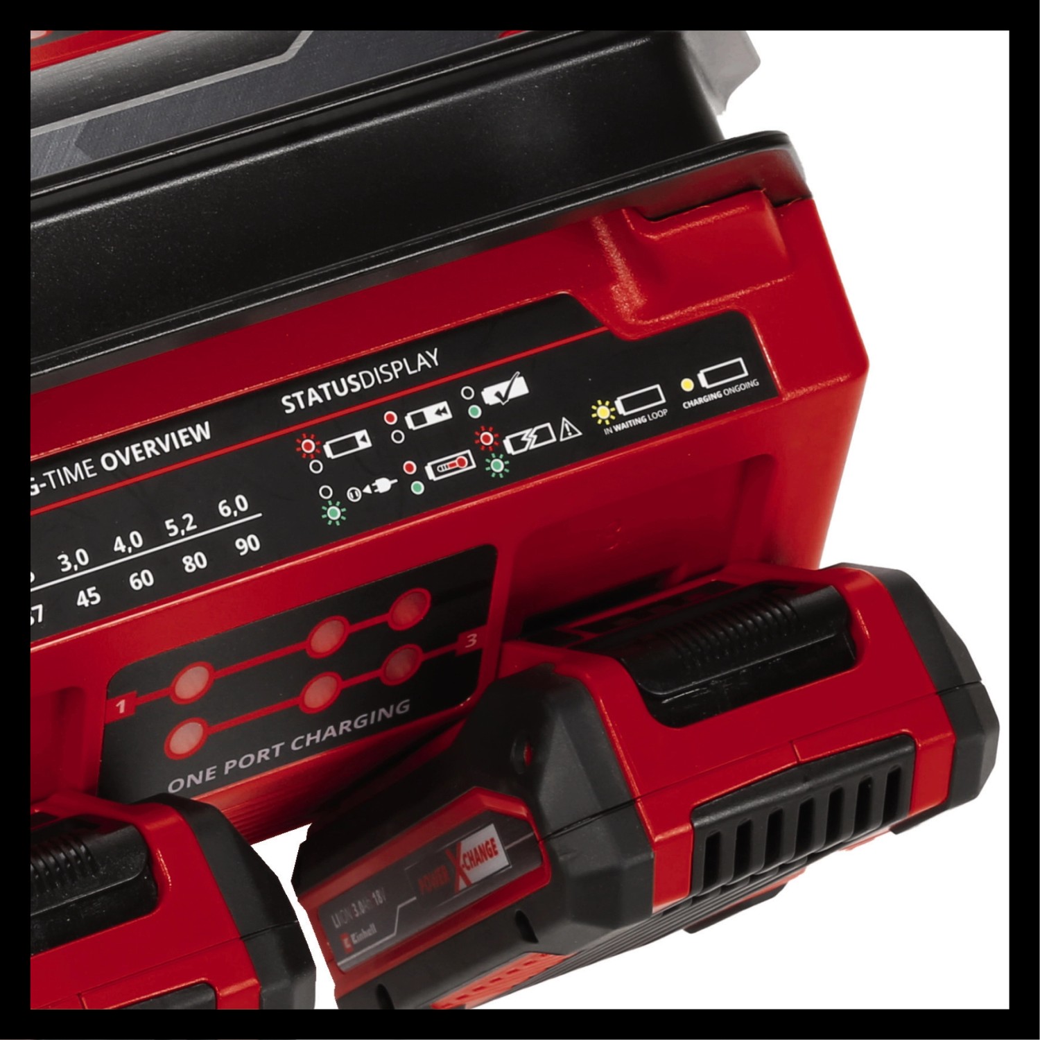 Einhell Power X-Change Power X-Quattrocharger 4 A Ladegerät mit Akkus und Statusanzeige.