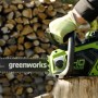 Greenworks Akku-Kettensäge GD40CS18 im Einsatz, 40V, grüne Motorsäge beim Holzsägen.