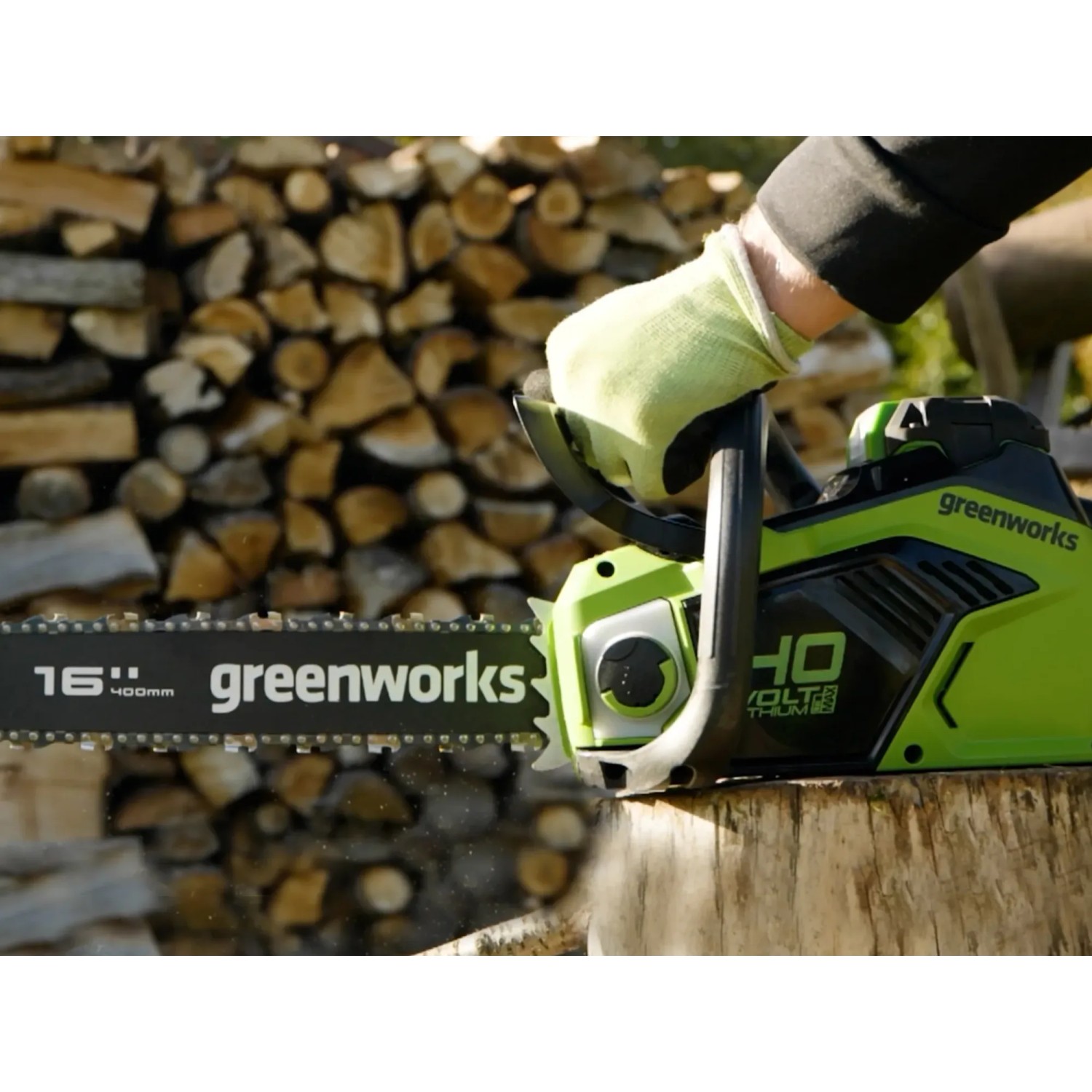 Greenworks Akku-Kettensäge GD40CS18 im Einsatz, 40V, grüne Motorsäge beim Holzsägen.
