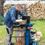 Scheppach Holzspalter Compact 8 t im Einsatz: Mann spaltet Holz mit dem stehenden Holzspalter.
