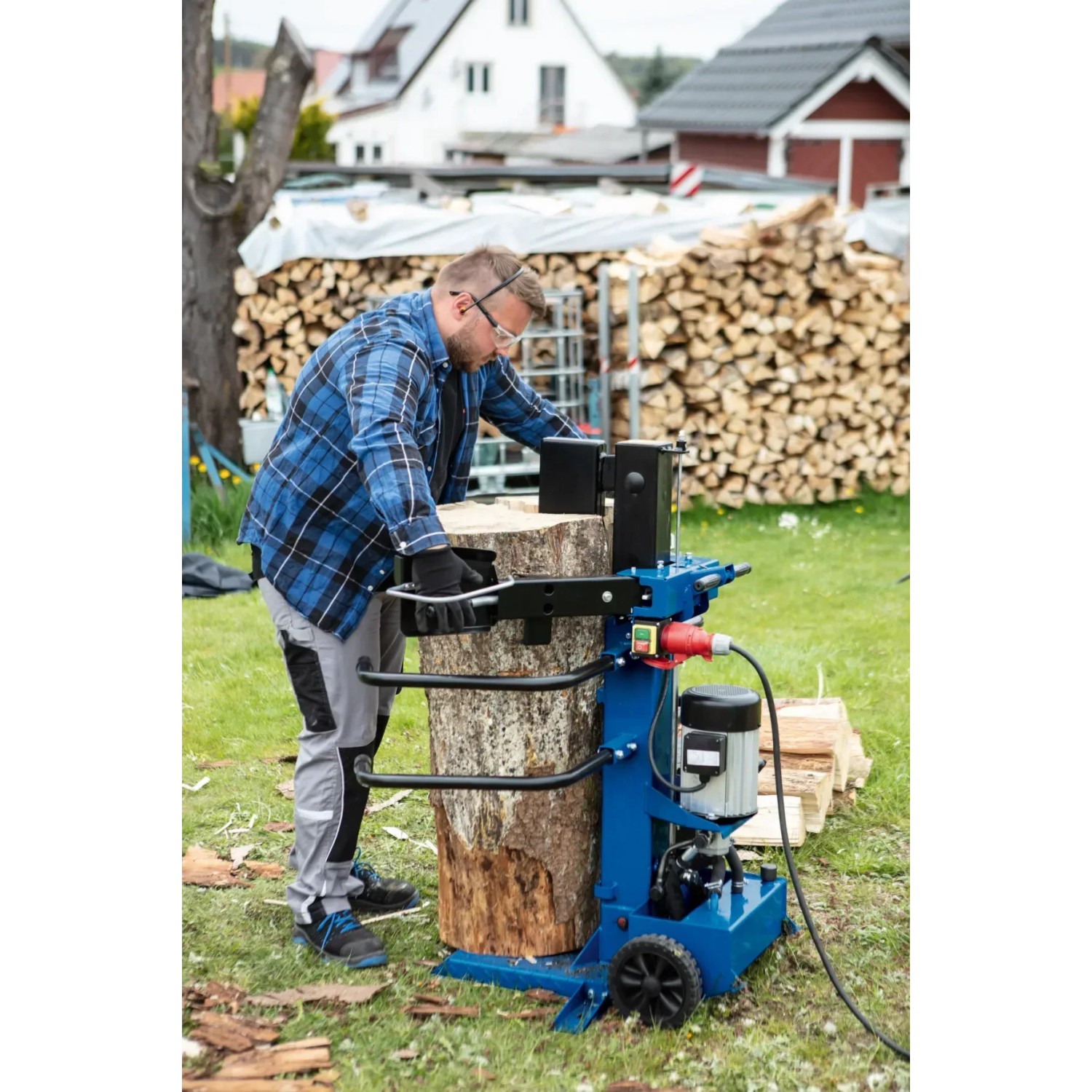 Scheppach Holzspalter Compact 8 t im Einsatz: Mann spaltet Holz mit dem stehenden Holzspalter.