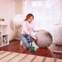 Frau pumpt grauen Gymnastikball mit Bosch Akku-Luftpumpe EasyInflate 18V-500 Solo auf.