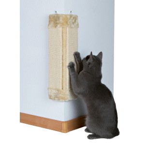 Beiges Trixie Kratzbrett für Zimmerecken mit Katze beim Krallenwetzen.