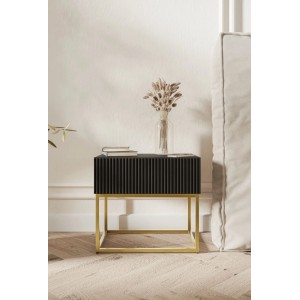 Selsey Nachttisch Veldio, schwarz mit Rillenfront und goldfarbenem Gestell im Schlafzimmer. Modernes Design, 50 cm breit.