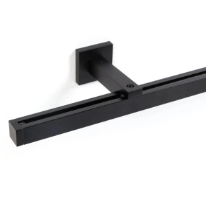 Schwarze 1-Lauf Gardinenschiene Cube mit Wandhalterung. Stabile Innenlauf-Vorhangstange für Dekoartikel.