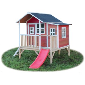 Rotes EXIT Loft 350 Holzspielhaus mit Rutsche und Leiter im Garten.