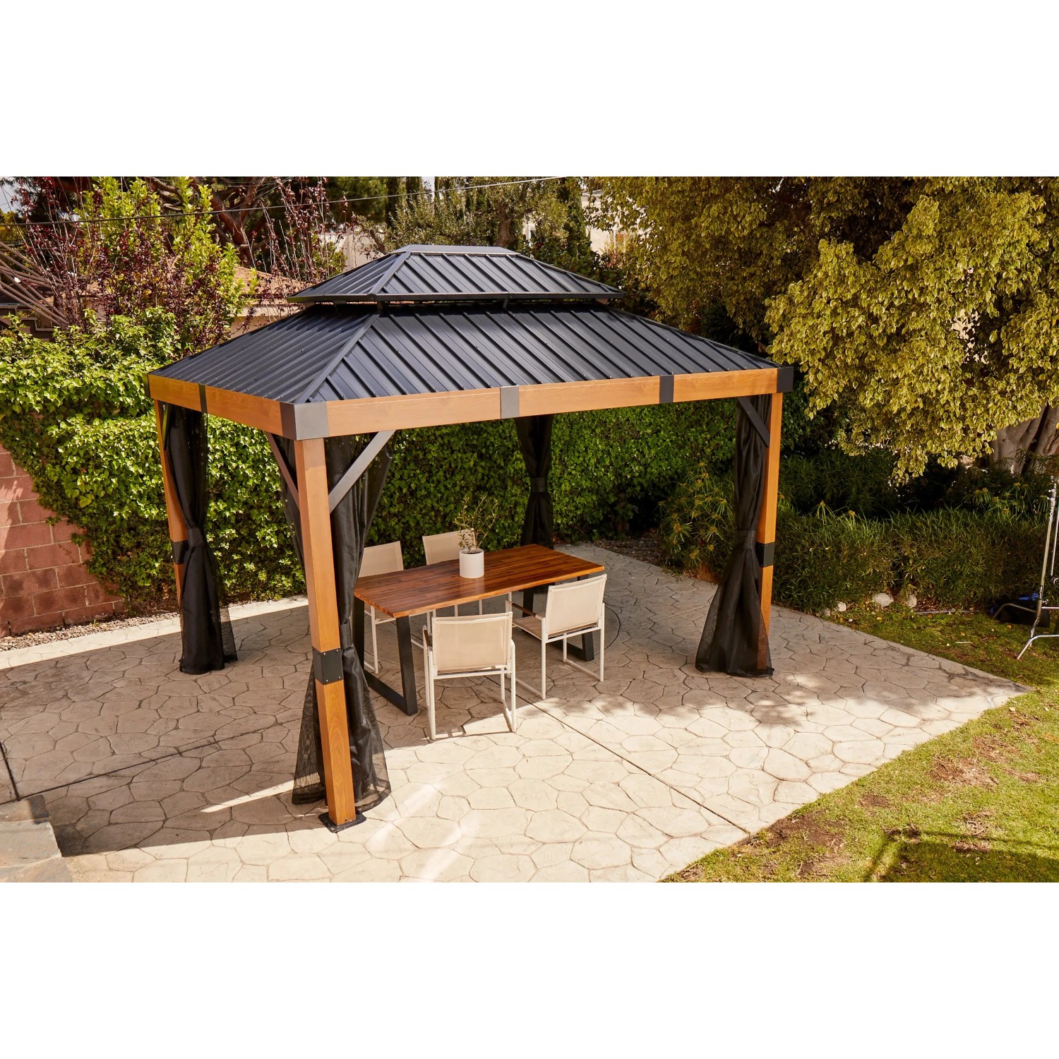 Sojag Pavillon Fontana 289x363 cm mit Moskitonetz und Esstischgruppe im Garten.