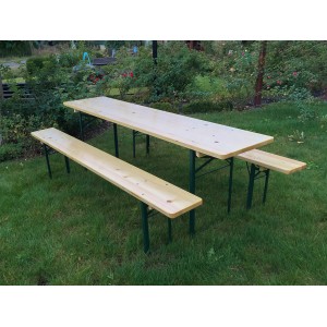 Klappbare Bierzeltgarnitur mit 50 cm breitem Tisch im Garten auf Rasen.