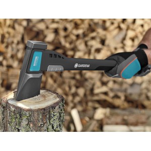 Gardena Spaltaxt 2800S auf Holzscheit, mit Handschuhen gehalten.