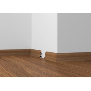 Sockelleiste Buche foliert (40x18x2400mm) an Wand und Boden befestigt.