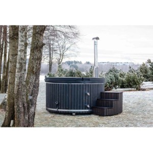 Finntherm Hot Tub Stockholm Spa Edition Deluxe Holzpool mit Thermoholz-Verkleidung und Treppe.