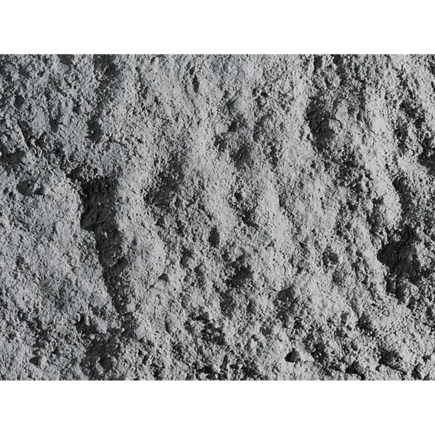 Nahaufnahme von Scherf Urgesteinsmehl, feine Körnung, zur Bodenverbesserung im Garten.