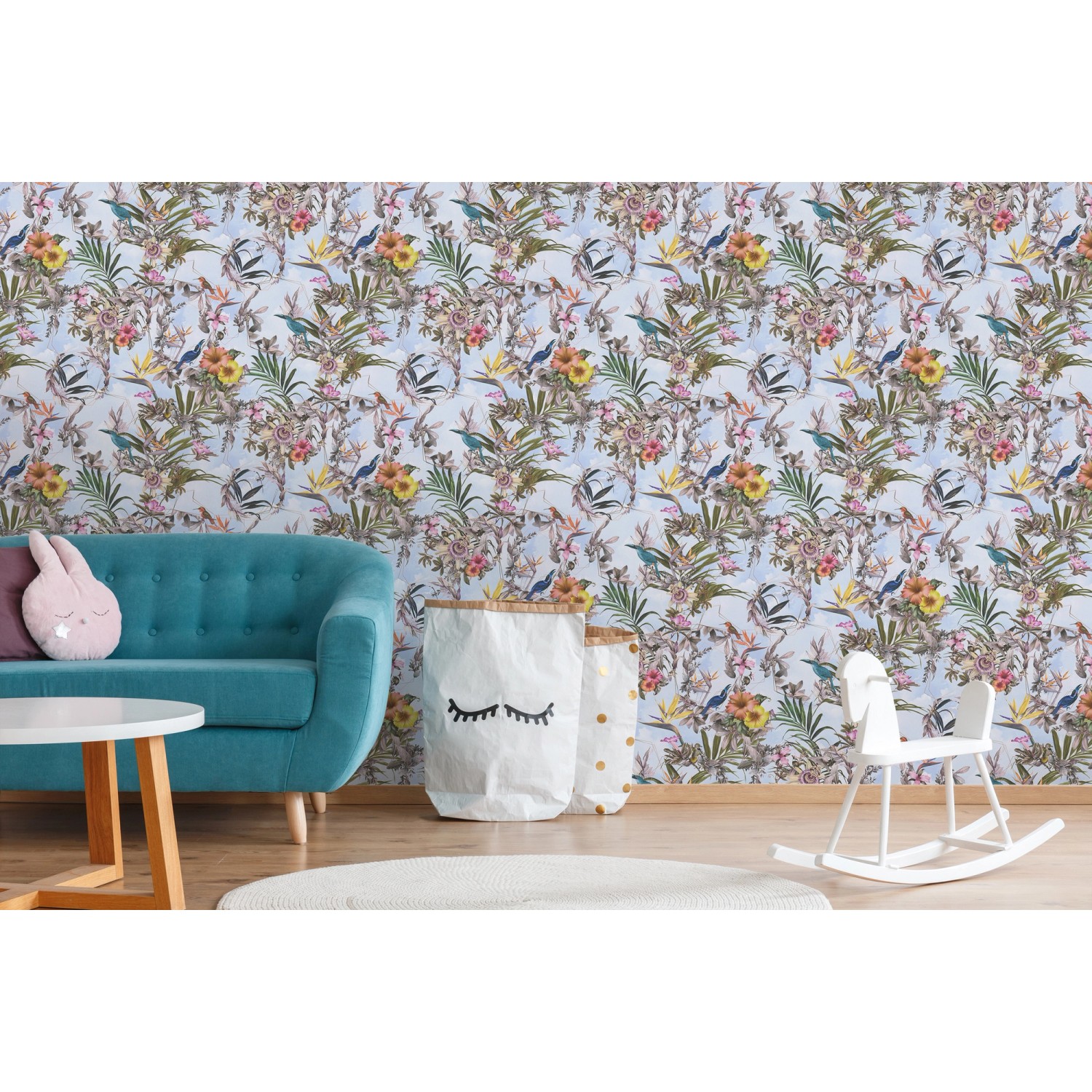 Vliestapete mit Blumenmuster in Weiß und Grün an Wand im Wohnzimmer.