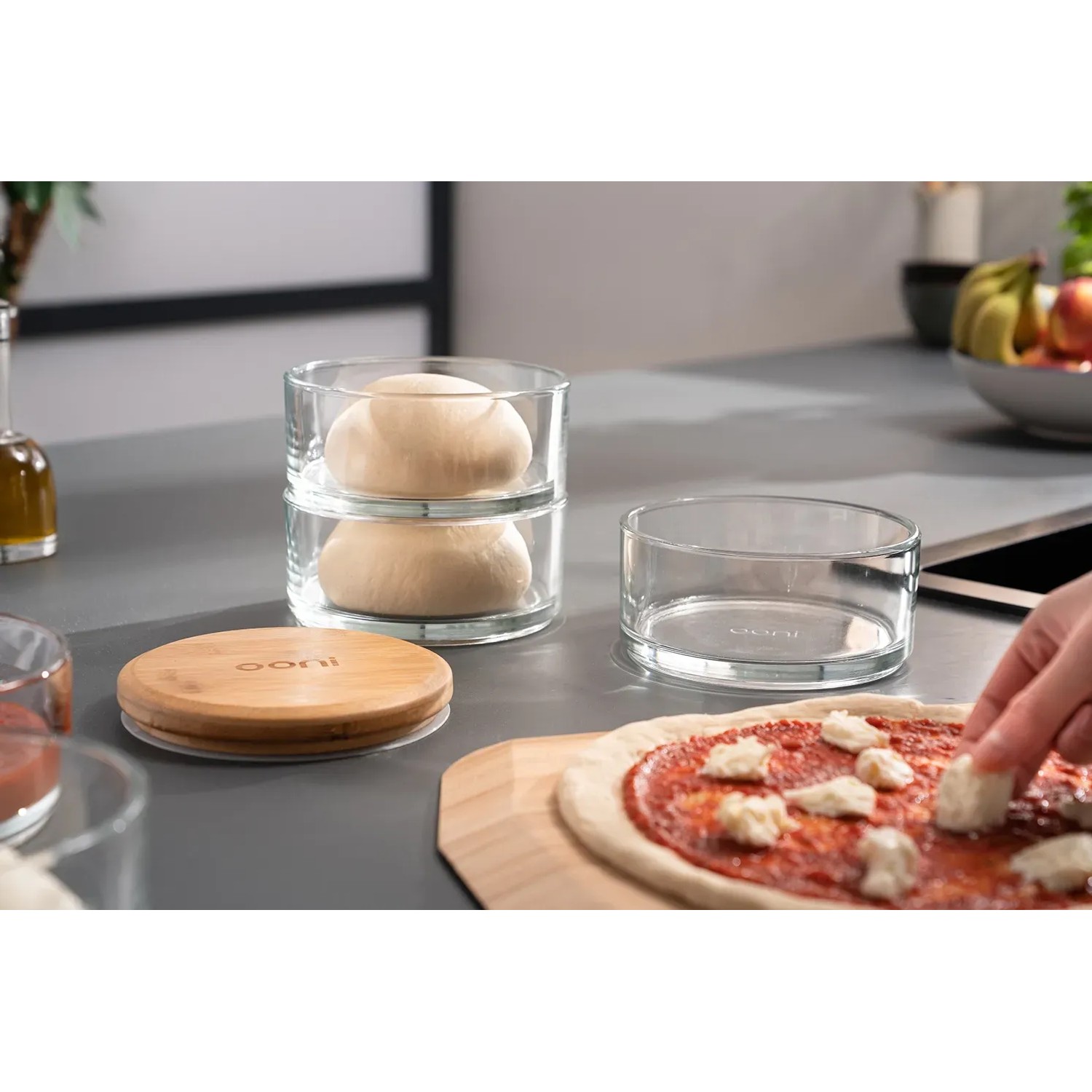 Ooni Stapelgefäß-Set aus Glas und Bambus für Pizzateig, Teil der Grillutensilien.