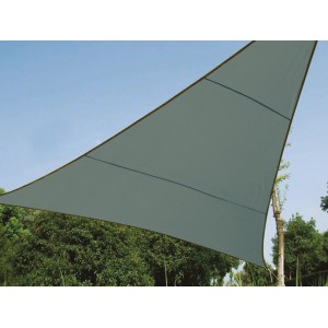 Dreieckiges, grün-graues Sonnensegel (3,6x3,6x3,6 m) im Garten.