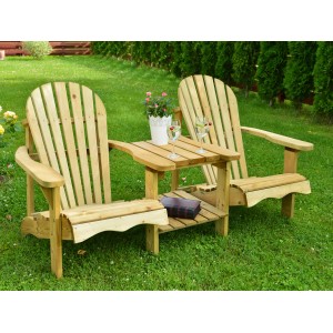 Doppelter Gartenstuhl Axi Valerie aus Holz mit Tisch, Naturfarben, für entspannte Stunden im Garten.