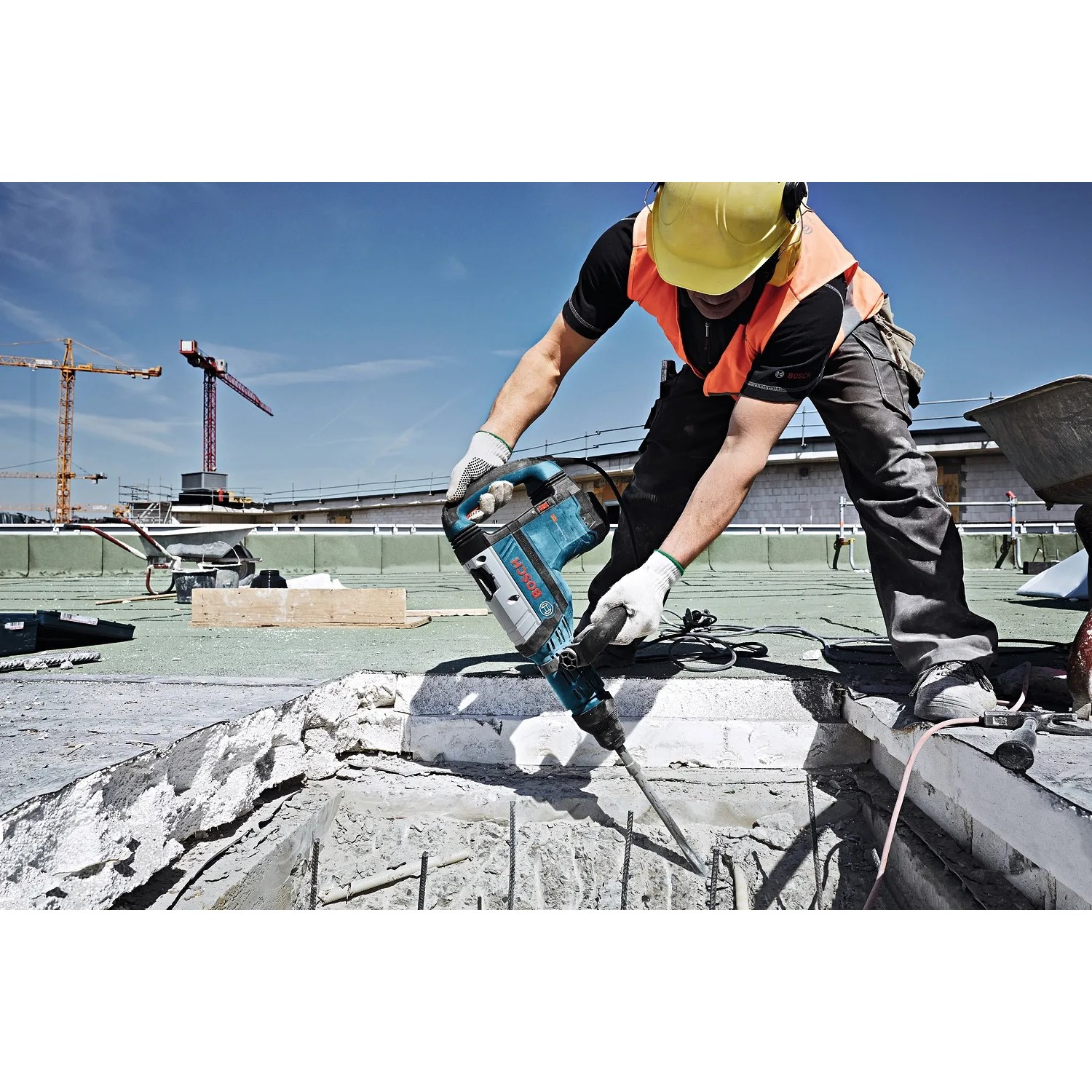 Bosch Professional GSH 7 VC Schlaghammer im Einsatz beim Abbruch von Beton.