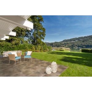 Verlegte Diephaus Terrassenplatten Nano Tec Muschelkalk 60x40 cm im Garten.