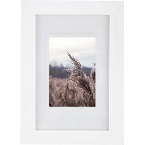 Weißer OBI Holz-Bilderrahmen, 10x15 cm, mit Passepartout für kleinere Bilder.