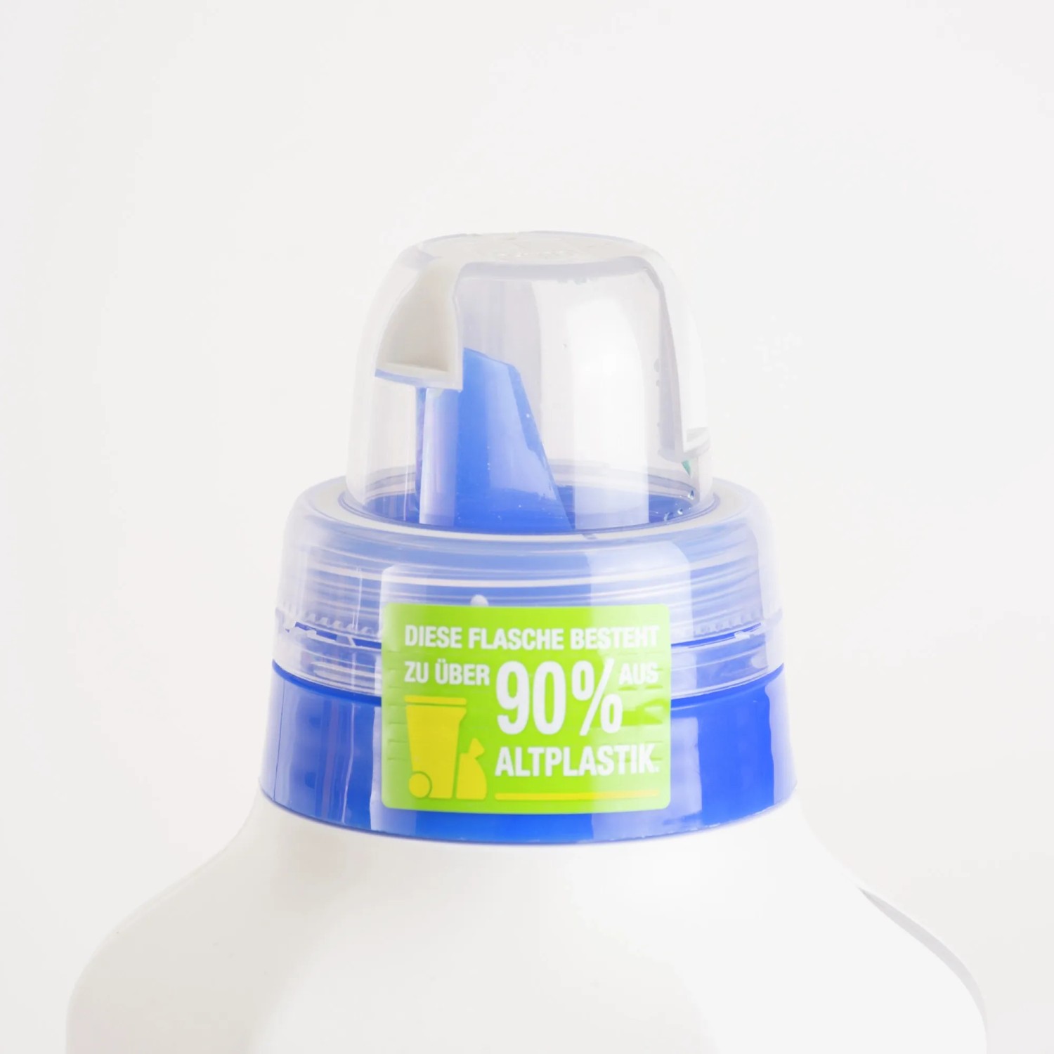 Detailaufnahme: Flasche Compo Orchideendünger, Verschluss mit Dosierhilfe, Hinweis auf 90% Recycling-Kunststoff.