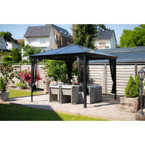 Anthrazitfarbener Sojag Aluminium Pavillon Verona 10x10 mit Moskitonetzen im Garten.