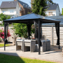 Anthrazitfarbener Sojag Aluminium Pavillon Verona 10x10 mit Moskitonetzen im Garten.