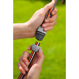 Gardena Reparator-Satz 13mm im Einsatz: Schlauchreparatur mit Kupplungen für Gartenschläuche.