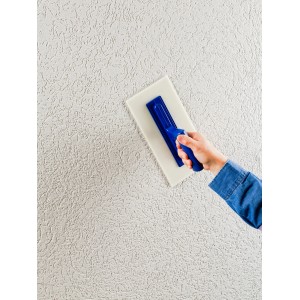 Auftragen von Knauf Diamant Mineralputz (2 mm) mit einer Kelle auf eine Wand.