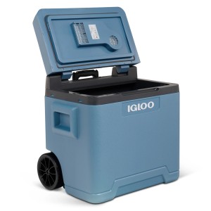 Geöffnete, eisblaue Igloo Kühlbox IE42 AC/DC mit Rädern und Teleskopgriff.